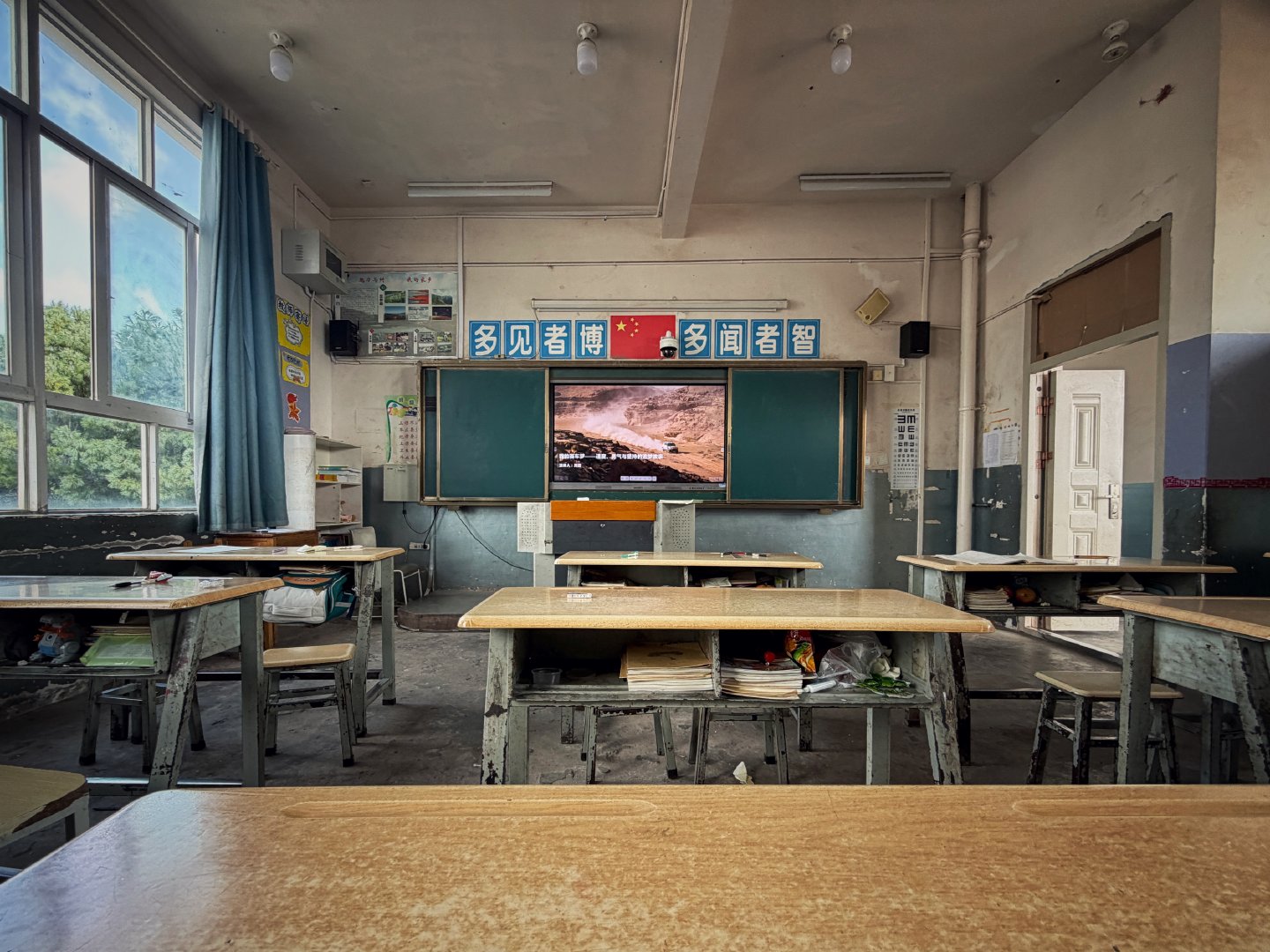 云南巧家县草皮地捷豹路虎希望小学，带村里的孩子们第一次体验了驾驶，体验遥控车，希望可以给孩子们带去一点点的启发，追逐大大小小的梦想，多能走出去看 [抱一抱][抱一抱][抱一抱]#欣哲频道##冠军之路#  ​