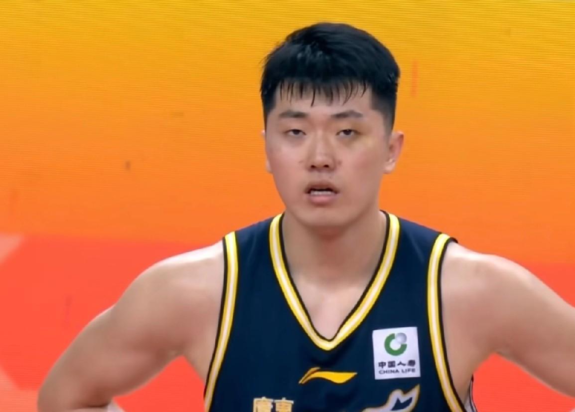 内线崩盘？广东队这操作，杜锋直接“豪赌”！胡明轩21分狂飙，却掩盖不住...