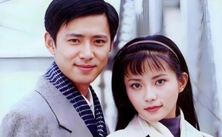 #书桓死了不要紧如萍不能死#重温《情深深雨濛濛》这段名场面才发现满满的喜剧效果，雪姨动怒要砸向书桓，梦萍一句台词出圈，在陆家眼里书桓受伤都尚可，唯独如萍不能出事。小时候只顾跟着剧情揪心，重刷才看懂陆家所有人都把保护重心放在如萍身上，也难怪大家玩起这个梗，老剧反复回看总能挖出全新笑点 ​