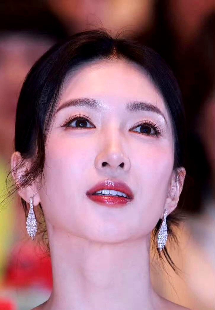 红毯硬塞高定、全身挂满珠宝，真不如一身素白抹胸裙来得抓人。

看江疏影这次的活动生图，全身上下除了耳朵上一对水滴钻石耳饰，再没有别的繁杂装饰。脸上的妆清淡干净，原相机怼上去也没一点厚重假面感，整个人透着一股松弛。

现在很多明星总觉得把最贵的东西全堆在身上才叫排场。其实真正的高贵感，从来不是看你挂了