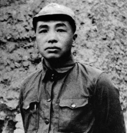1958年，彭德怀到兰州军区视察，吃饭时，他发现一个干部很眼熟，便放下手中的筷子，目光紧紧落在对方身上，端详了好半晌，突然开口问道：“你给我送过信吗？”

1958年深秋，彭德怀到兰州军区视察，这一年，他已经是中共中央政治局委员、国务院副总理兼国防部长，但行事依旧平易近人，没有半分官架子。

视察的