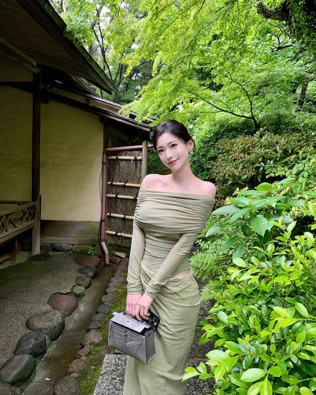 模特小姐姐一袭浅绿色露肩长裙，优雅与时尚并存。露肩设计展露迷人肩颈线...