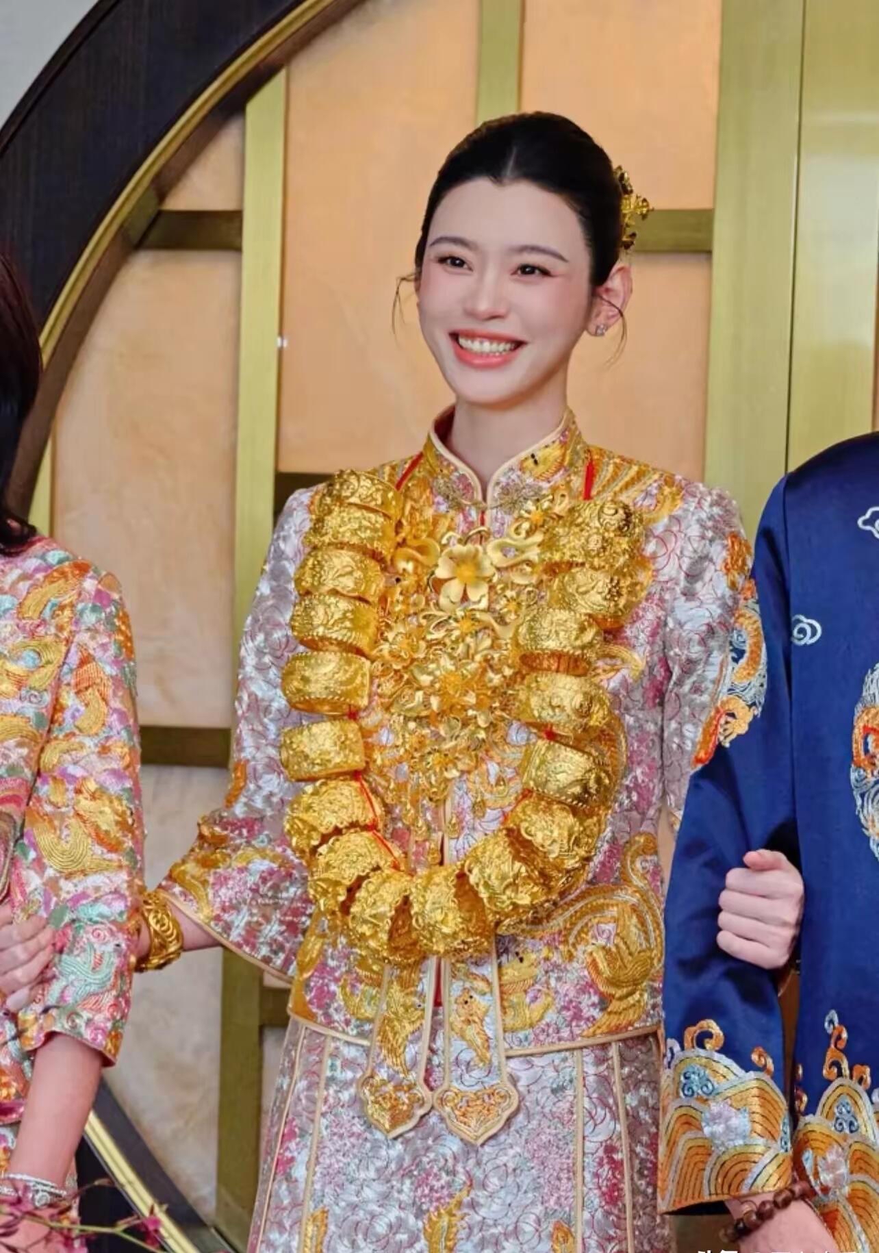 奚梦瑶身上穿的是龙凤褂中的皇褂，一点红也看不到！

奚梦瑶和何猷君在澳门办答谢宴，奚梦瑶穿了一套中式婚礼，这是广东传统的龙凤褂，看奚梦瑶身上这件衣服，这就是龙凤褂中的皇褂。裙褂是以金银线刺绣的覆盖率来分的，皇褂最顶级，奚梦瑶这件一点红色的底色也看不到，越不漏红，越高级。

奚梦瑶妈妈和四太梁安琪的裙