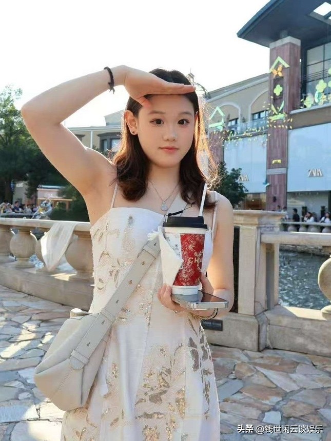 张家齐妈妈公开澄清：
没用女儿的钱买房。
家家有本难念的经，
外人别念了

前段时间，这对母女的矛盾被翻来覆去地讨论，连家里的账都被翻到了台面上。

可说到底，那是人家的家事。

女儿赚的每一分钱，都是跳台上拼回来的血汗钱，怎么花、花在哪，从来都是人家自己的权利。

外人的指指点点，解不开任何家庭的