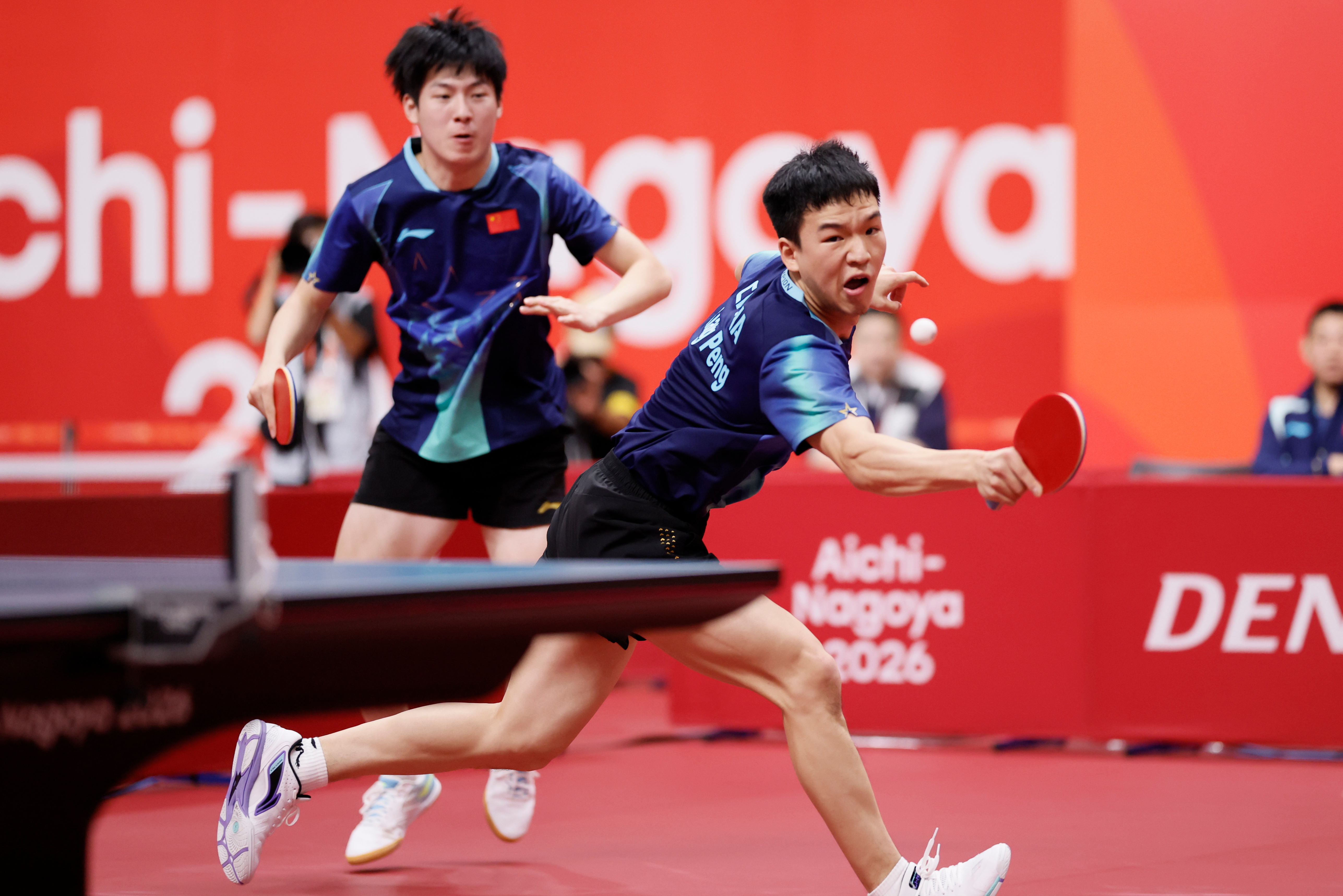 #温瑞博向鹏3比4张本智和篠塚大登##温瑞博向鹏遭逆转无缘决赛# 

爱知·名古屋亚运会乒乓球男双半决赛：温瑞博/向鹏3比4张本智和/篠塚大登无缘决赛，张本智和/篠塚大登将与黄友政/林诗栋争冠。

第四局打出11比1的比分后，第五局一度领先6分，但没能一鼓作气拿下来，最终遭遇逆转，国乒男双无缘决赛会师 ​