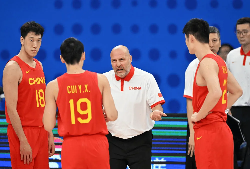 中国篮球的网民挺有意思，1李楠世界杯输波兰，高喊李楠下课。杜锋亚洲杯输黎巴嫩，高喊杜锋下课。乔尔杰维奇输亚运会吃大麻的菲律宾，高喊乔尔杰维奇下课。郭士强名古屋输东道主日本，高喊郭士强下课。2在他们眼中换教练就能解决所有问题，中国男篮就能重新起飞了，难道不知道中国男足换了多少个教练也没打进世界杯，实力