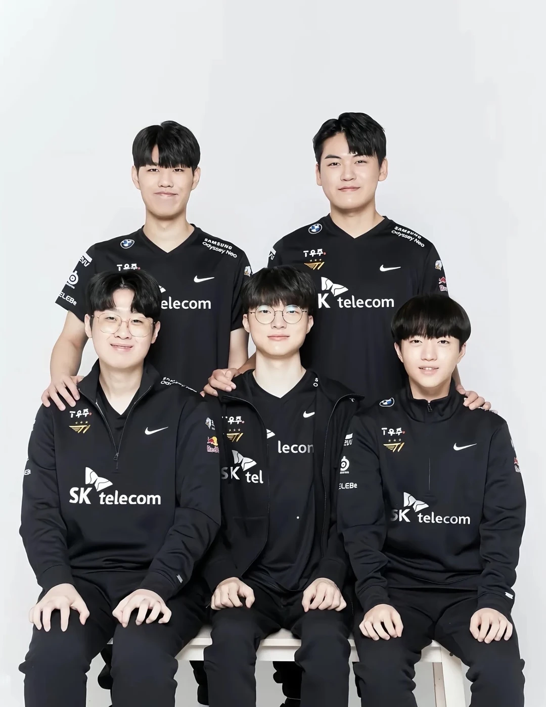 “这张拍的好像全家福，但这个家已经破碎”