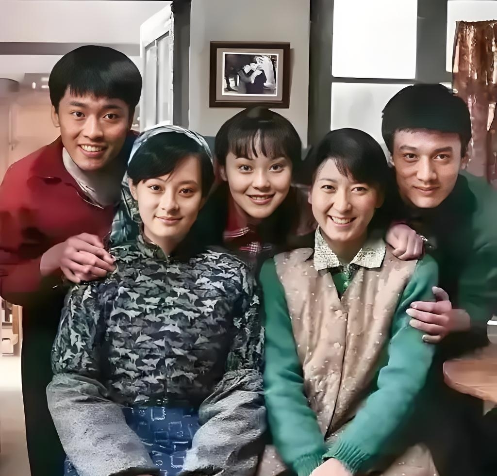 孙俪，闫学晶，张佳宁等在一起，笑容满面，和蔼可亲，三位美女温婉如莲，美...