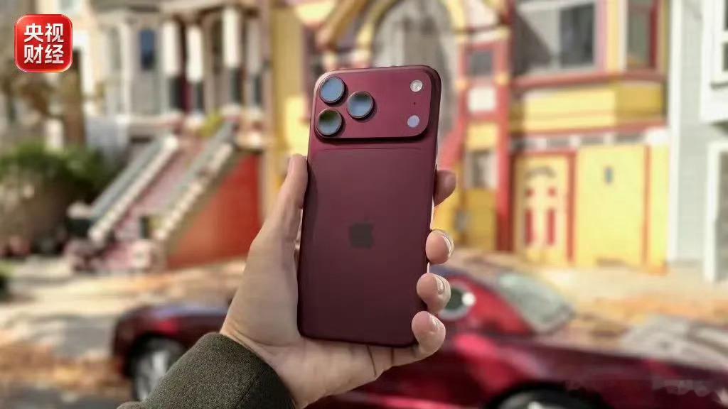 苹果这回是真认了。美版iPhone 18 Pro Max断网，官方声明直接说“唯一解决办法是换机”——软件修不好，硬件废了。一台一万多的手机，用着用着突然显示SOS，电话打不了短信发不出去，结果苹果说“给你换个新的”。可国内买美版的水货用户呢？没保修、没售后，断网那一刻你就是个拿铁疙瘩的人。省两千块 ​