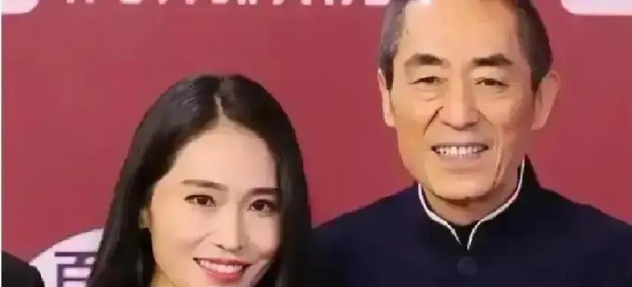 2008年，张末在美国的婚姻过不下去了，张艺谋订了机票飞过去，帮她办完离婚，把人接回北京。回国后第一份工，在《三枪拍案惊奇》剧组做剪辑，张艺谋给她的酬劳，跟一个刚毕业的普通工作人员一样。
机票钱和酬劳，是两笔账
先说清楚张末是谁。张艺谋和肖华的女儿，十五六岁去美国读书，先读哥伦比亚大学建筑系，后来转