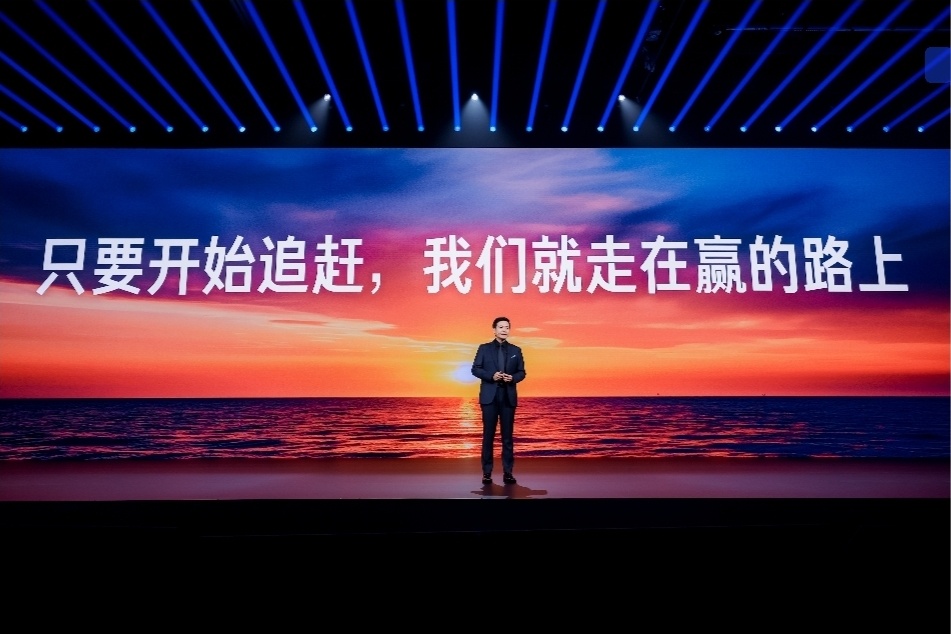 小米的“中年危机”

9月7日晚，北京。四款澎程新车亮相，四分钟锁单破万。

数字很好看。但如果只盯着这个数字，就读不懂小米汽车此刻真正的处境。

29个月，80万台交付，新势力最快纪录。SU7用“驾驶者之车”的标签一战成名，YU7承接了同样的年轻性能基因。小米汽车的第一程，走得又快又顺。

但第二 ​