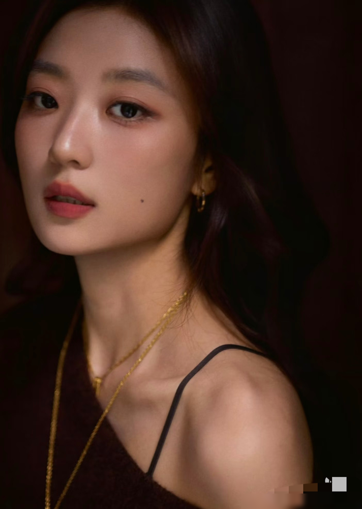 别急着骂她矫情，先看看这姑娘经历了什么。孙千拍完《早春晴朗》，直接放话：找不到非常爱她的人，这婚就不结了。
圈里人都叫她一部剧一个绯闻男友，从陈靖可到泰乐，传得沸沸扬扬，结果呢？一个都没认过。现实里她早把心碎那关过了，备忘录里写着这辈子一定要找自己超爱的人结婚。
现在倒好，连超爱都升级成非常爱我