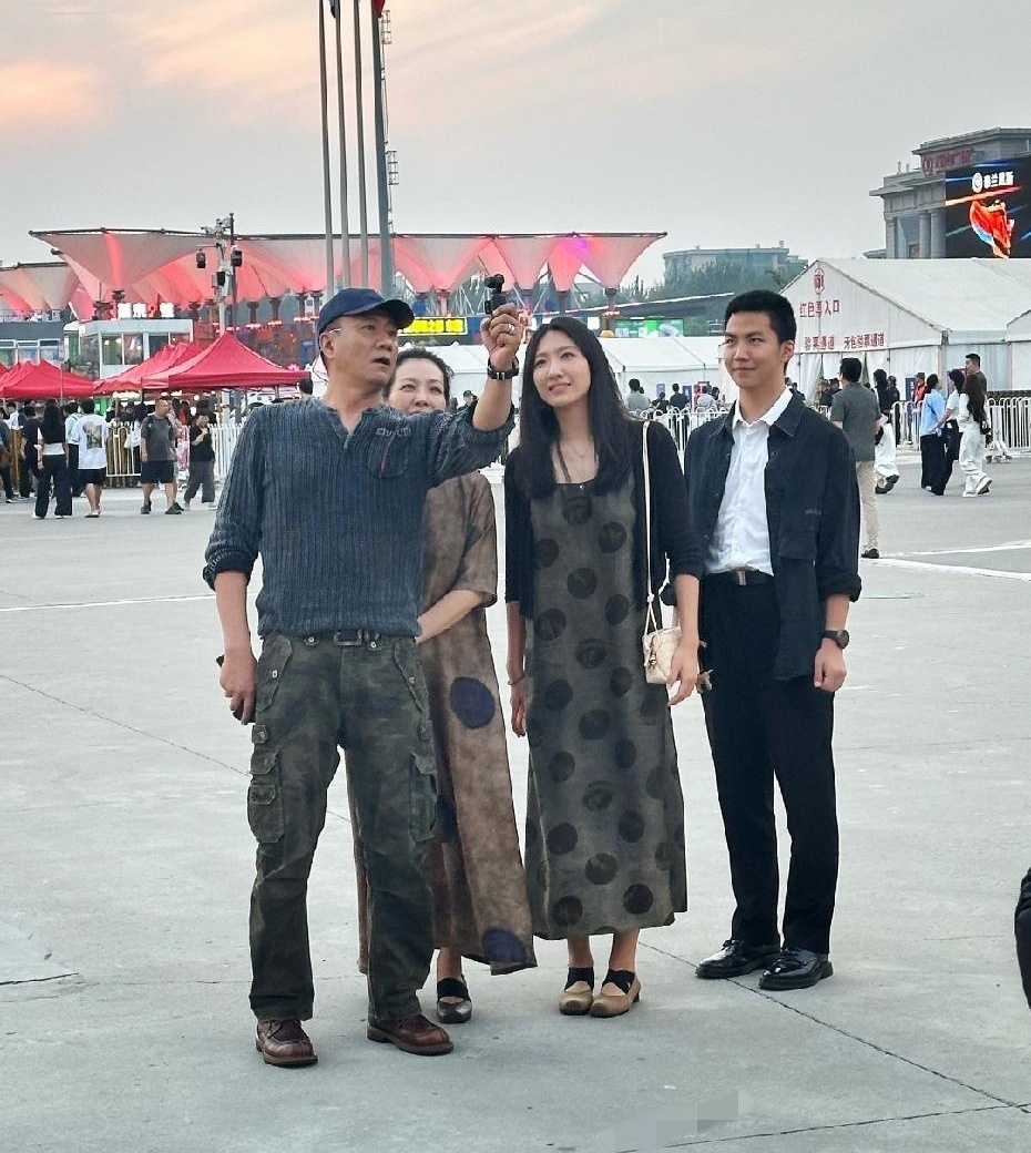 北京五棵松这晚，灯光一亮，观众席里最抢眼的不是舞台，竟是胡军一家四口。

汉斯季默音乐会一开场，鼓点砸下来，全场都跟着起鸡皮疙瘩。胡军带着妻子和两个孩子现身，往那儿一站，大高个儿气场直接拉满。

大女儿九儿现在在英国伦敦学音乐剧，目测个头已经奔着1米8去了。她站在父母身边，腿长比例太能打，难怪网友调