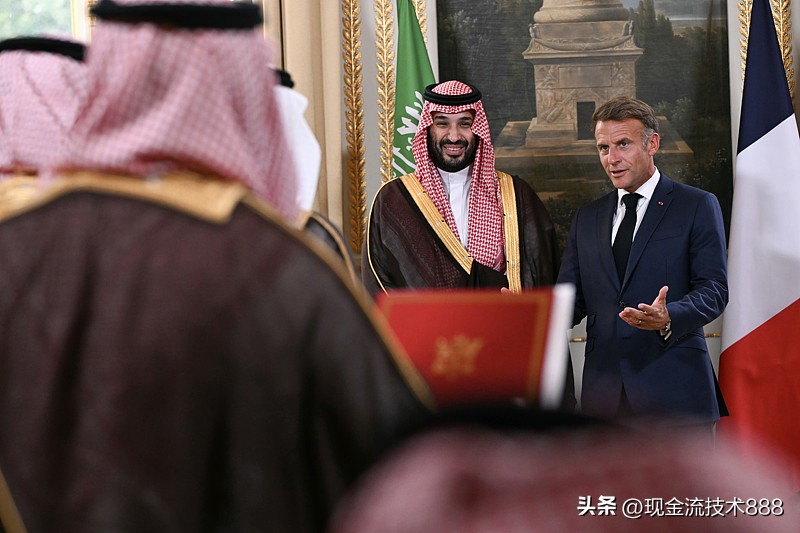 法国这次向沙特延布港派兵的决定，说穿了就是揣着明白装糊涂的精准算计，根本不是什么冲动的军事介入。
延布港是沙特绕开霍尔木兹海峡的核心石油出口枢纽，欧洲近三成的原油供给都靠这条线路运输，去年冬天欧洲多国因为能源断供，工厂停工、居民取暖费涨了40%的惨状还历历在目。
马克龙特意反复强调不参与对胡塞武装的