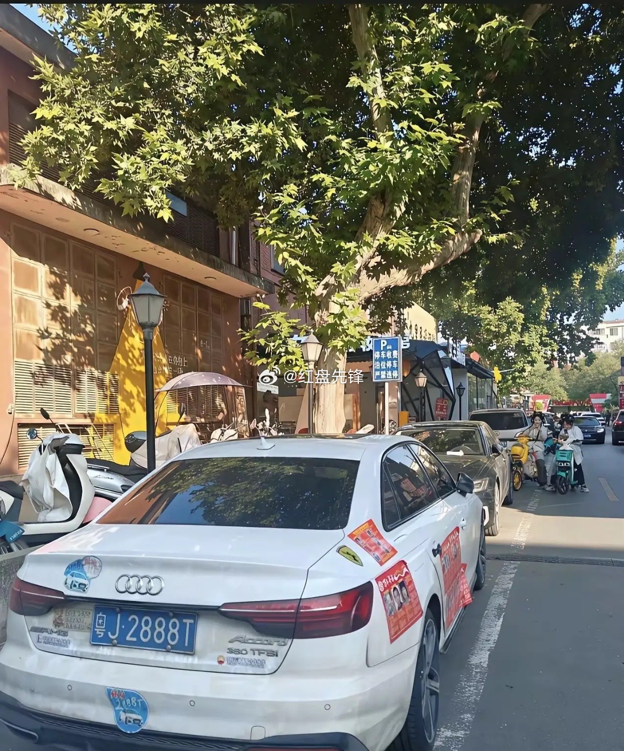 好奇粤J2888T，
为什么被称为公路sha手。

查了一下它的战绩，没把我笑死，除了车主，没有原装的，就连保费都要一年好几万。

这车是一辆白色奥迪A4，车主是个小姐姐，这么说吧，她的车技可能只有30%，但是她处理事故的能力绝对有300%，因为熟能生巧，毕竟人家全网封神，懒靠的可是真实"战功"，不掺假 ​