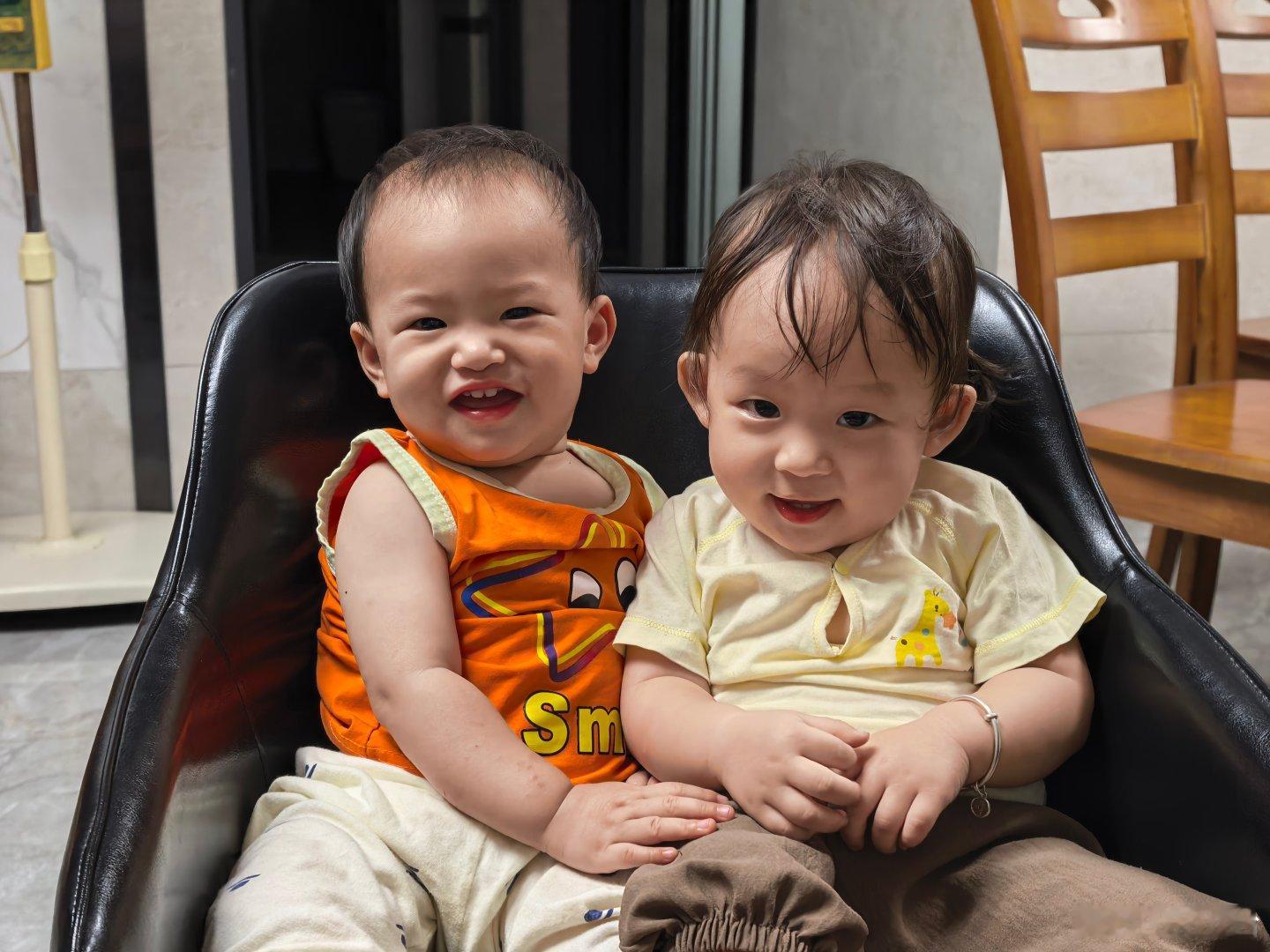 只要够活力周五熬个大夜，每个双休都可以是三天小长假。从七月，目测到十月初的周末，都是满满当当的行程，人生要折腾

图：蚊仔哥和大他半年的小女友[桃里桃气] ​