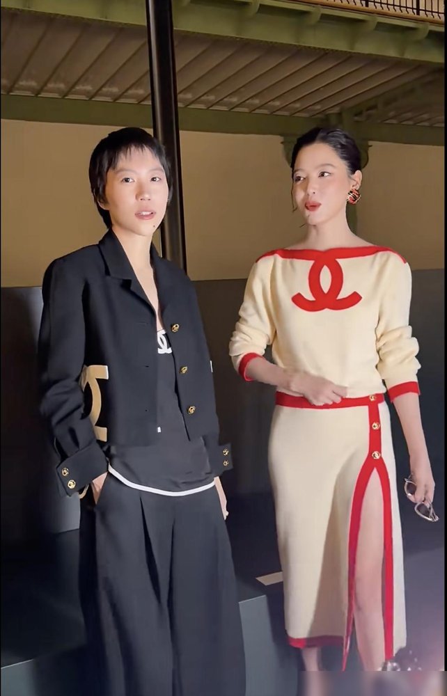 辛芷蕾问窦靖童“你六几的”，窦靖童直接懵了，回了句“我六十几岁？”全场笑崩。
这姐俩在香奈儿秀后聊天，辛芷蕾本想说“你一米六几”，嘴一秃噜就剩“六几”俩字。窦靖童那反应绝了，正经脸反问，跟说相声似的，一个敢问一个敢接。
网友说这对话没剧本写不出来。确实，太松弛了。辛芷蕾刚拿完影响世界华人大奖，转