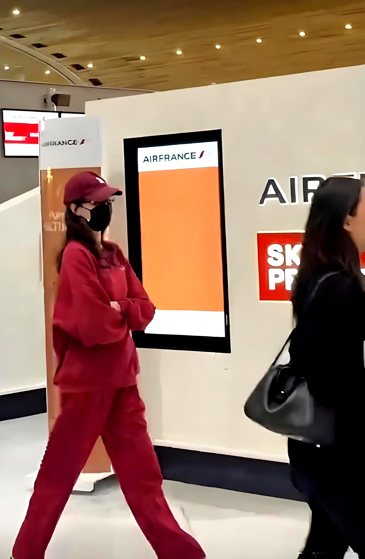 唐嫣刚从法国飞回国内，现身机场一身大红运动套装配墨镜棒球帽，直接把围观路人看愣了
 

通体扎眼的大红色，普通人穿八成穿成乡镇扭秧歌的，套在她身上偏偏走出了国际超模的架势。长发披肩，踩着一双平底拼色球鞋，走路带风，骨架修长紧致，看着比好多专业运动员还高挑挺拔
 

好多明星走机场恨不得把红毯行头焊在