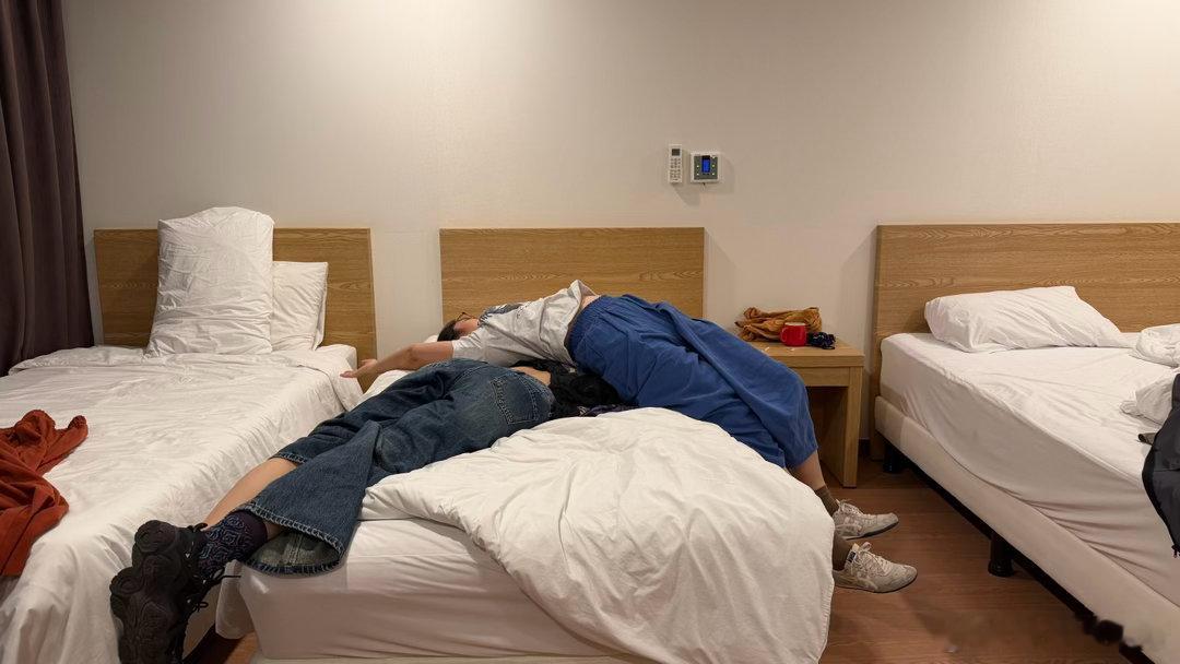 可能我们这次拍摄的点位都在很偏远的西归浦，这里没有客人，于是我们在一家深夜食堂连续喝烧酒2天，超级好吃！！是连连赞叹的那种。反而旅游景区的写着大众点评收藏送礼物的店，越吃越累。就不知道自己在吃个什么。前天在深夜食堂里遇见的大叔还是第二天在偶来小路上的咖啡厅的店长。小小的，每家每户 ​