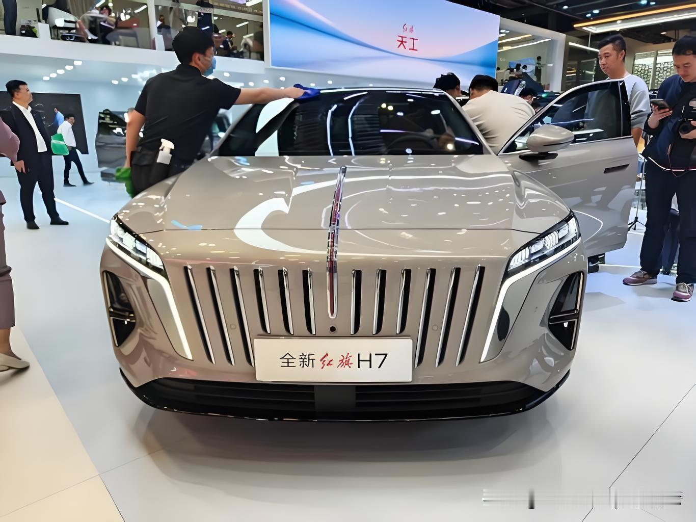 2026成都国际车展 这次2026成都国际车展逛下来，最让我意外的居然是全新红旗H7。
展台上的实车车长直接拉到5095mm，比不少同级别行政轿车长出近100mm，后排腿部空间翘个二郎腿还能剩两拳多，坐进去完全没有局促感。内饰用的是半苯胺真皮搭配胡桃木饰板，连空调出风口的拨杆都做了哑光镀铬处理，细节