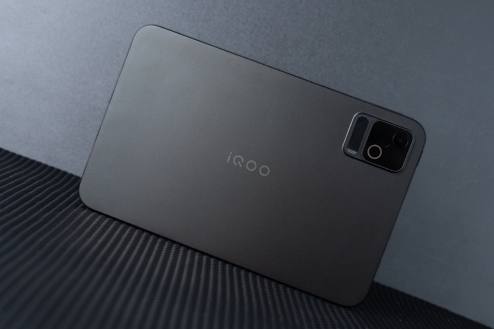 iQOO Pad Ultra「末影黑」破界登场！
8.8英寸屏掌心贴合；全金属机身配八位进气口，散热强劲；旗舰DECO延续Ultra基因，R角圆润横握舒适；能量准星携RGB光效（呼吸、心跳、脉冲等），仿若夜战隐秘装备，锁定即爆发，电竞速度感拉满！[赢牛奶][赢牛奶] ​