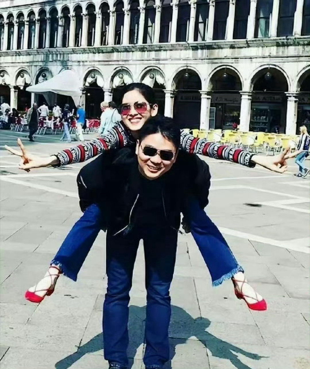 这会的刘强东三十八岁，章泽天十八岁，应该刚认识不久 ​