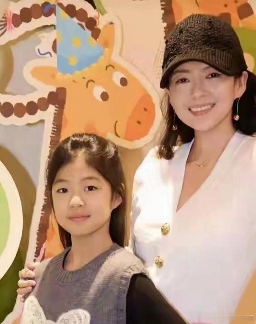 汪峰。探视女儿被严格限令，北京朝阳法院北京朝阳法院 判决章子怡章子怡 享有女儿抚养权，汪峰每月支付三十万抚养费，探视需提前七十二小时线上报备行程与陪同人员，每月仅限两次且单次不超二十四小时，不可带离北京境内，法院证据显示章子怡到场四十九次家长会，汪峰仅三次且多由助理代办，陪伴投入差 ​