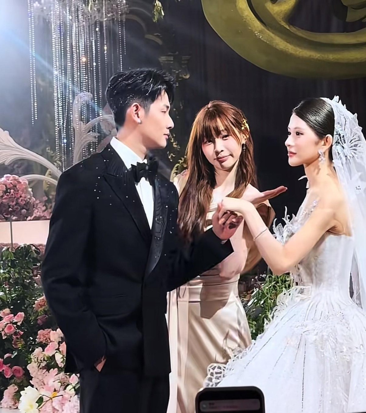 梅尼耶结婚，我发现一个现象：女生喜欢痞幼，男生喜欢黄婉君。
刷到婚礼现场各路宾客出镜的片段时，我特意翻了大半小时评论区，果不其然两拨人的讨论焦点，根本不在一个频道上。
好多小姑娘在评论区攥着拳头喊，“痞幼怎么连喝喜酒都帅成这样啊！”
她那天就穿了件剪裁简单的黑西装，头发松松挽在脑后，连过分闪眼的珠宝