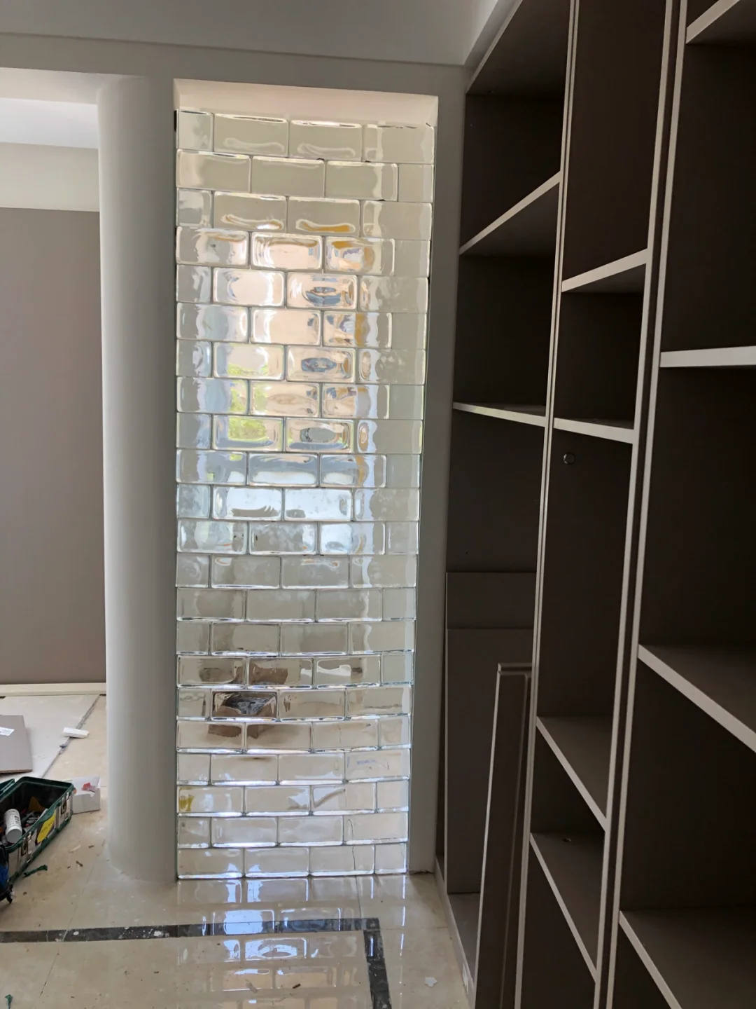 玻璃砖砌好了，但是强迫症的我打算拆了😤