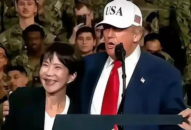 下飞机热情挥手，现场却没有美方高官！日本全网炸锅，这一幕真的只是面子尴尬吗？

不知道大家最近有没有刷到这段视频，日本首相高市早苗抵达纽约，站在舷梯上满面笑容挥手致意，可停机坪里，压根没有美方高层前来迎接，在场基本只有日方随行人员。

对着空气挥手的画面传回本土，大批日本网友瞬间炸开了锅。有网友直接