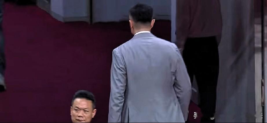 郭艾伦双喜临门，辽宁和龙狮都赢球，新老东家开门红，他在解说比赛直言：杜...