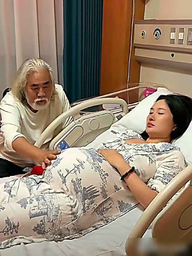 75岁的老头，低着头不说话，44岁的媳妇在旁边喊着要再生一个。
张纪中直播官宣备孕第五胎，杜星霖说要个龙太子，跟小女儿凑一对。她说家里孩子越生越聪明，已经进入良性循环。
镜头里张导基本沉默，偶尔点个头。家里四个孩子，最大的才12岁，最小的不到两岁。
9月8号杜星霖改口了，说没刻意备孕，就是开玩