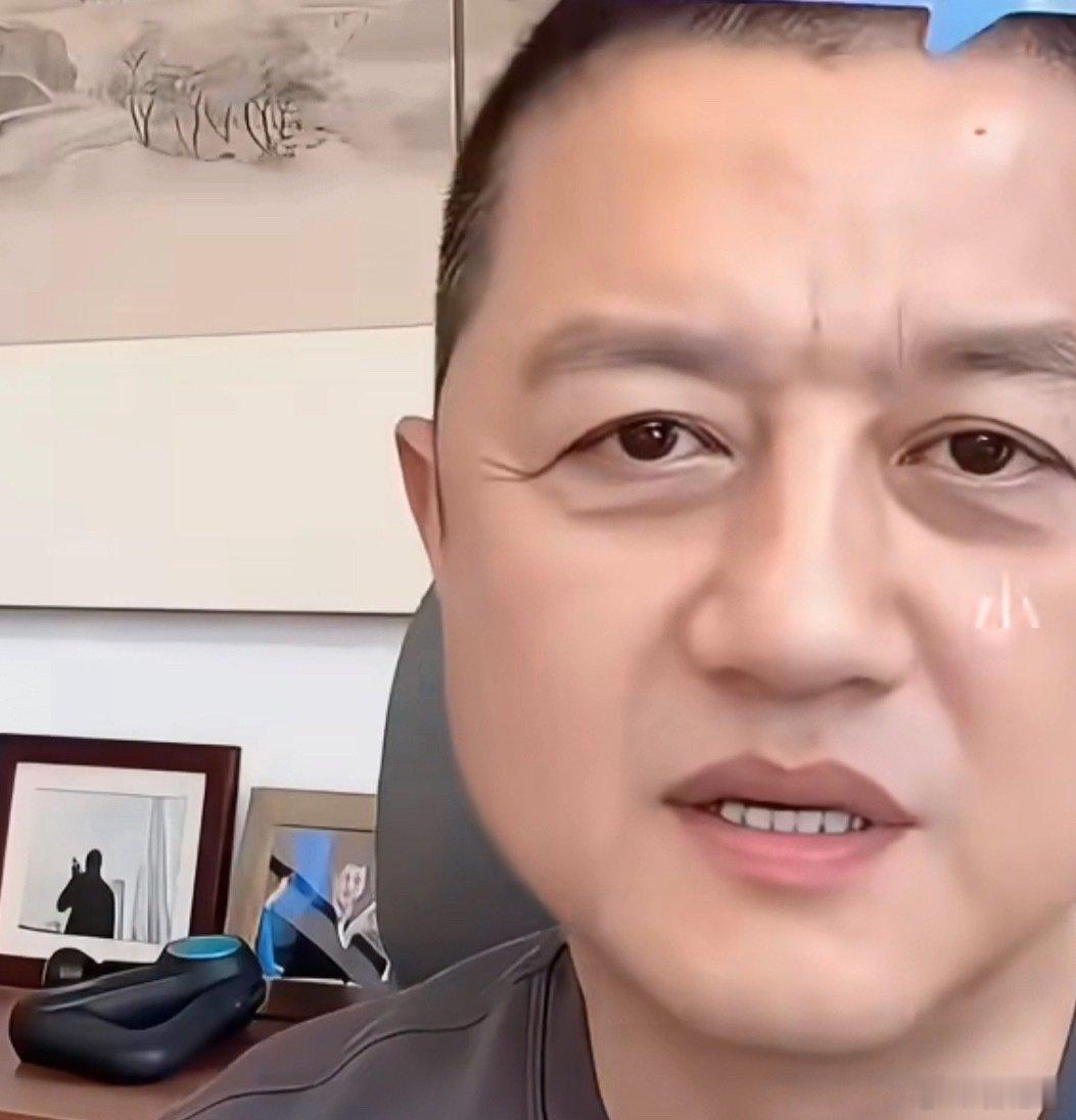 #李亚鹏回应曾向黄晓明借钱传闻##李亚鹏澄清向黄晓明借钱是假的#一边流传感人借钱故事，一边本人亲自辟谣。李亚鹏表示和黄晓明是好友，但不存在借钱这件事，朋友情谊有，但没有金钱借贷往来。 ​