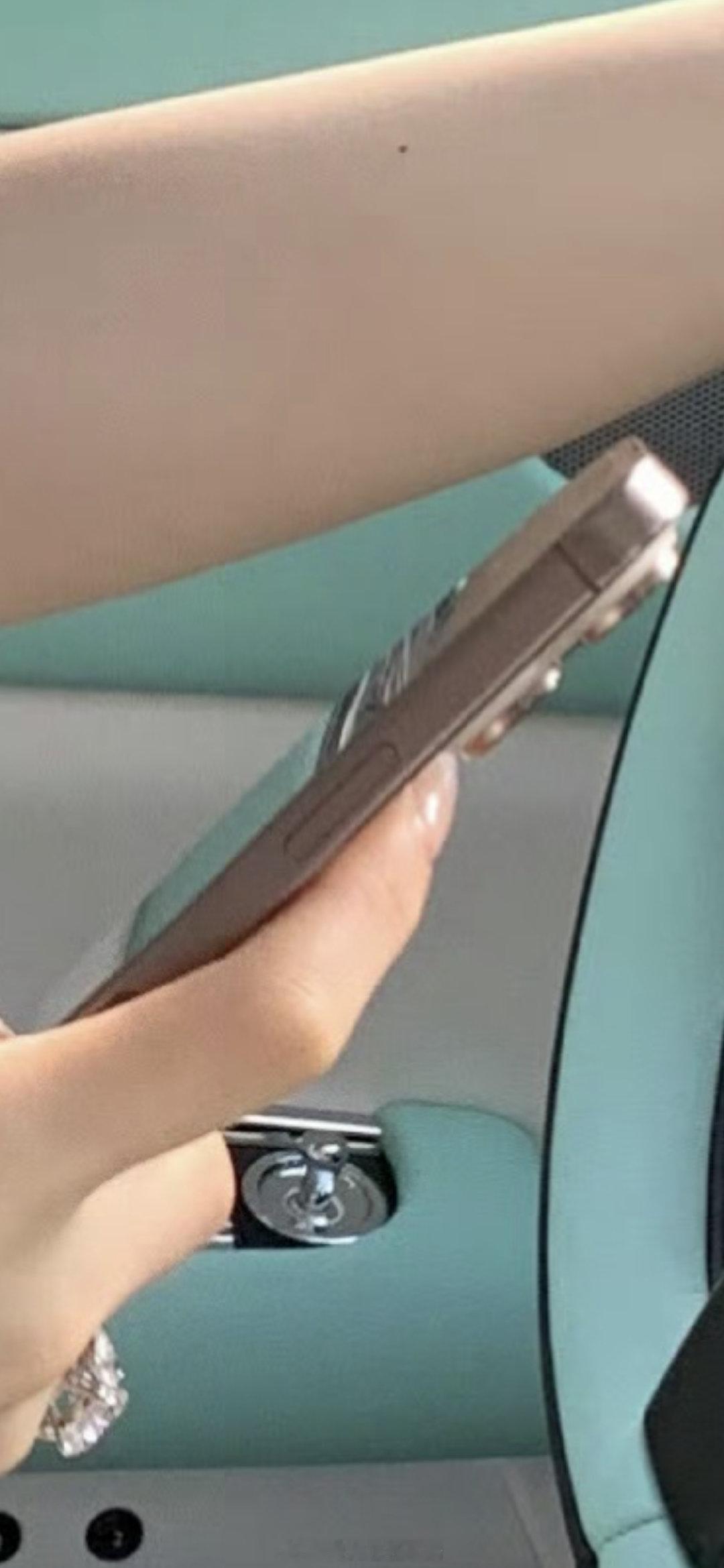 富人新标识：iPhone不贴膜不带壳！#苹果不建议给iPhone贴膜# ​