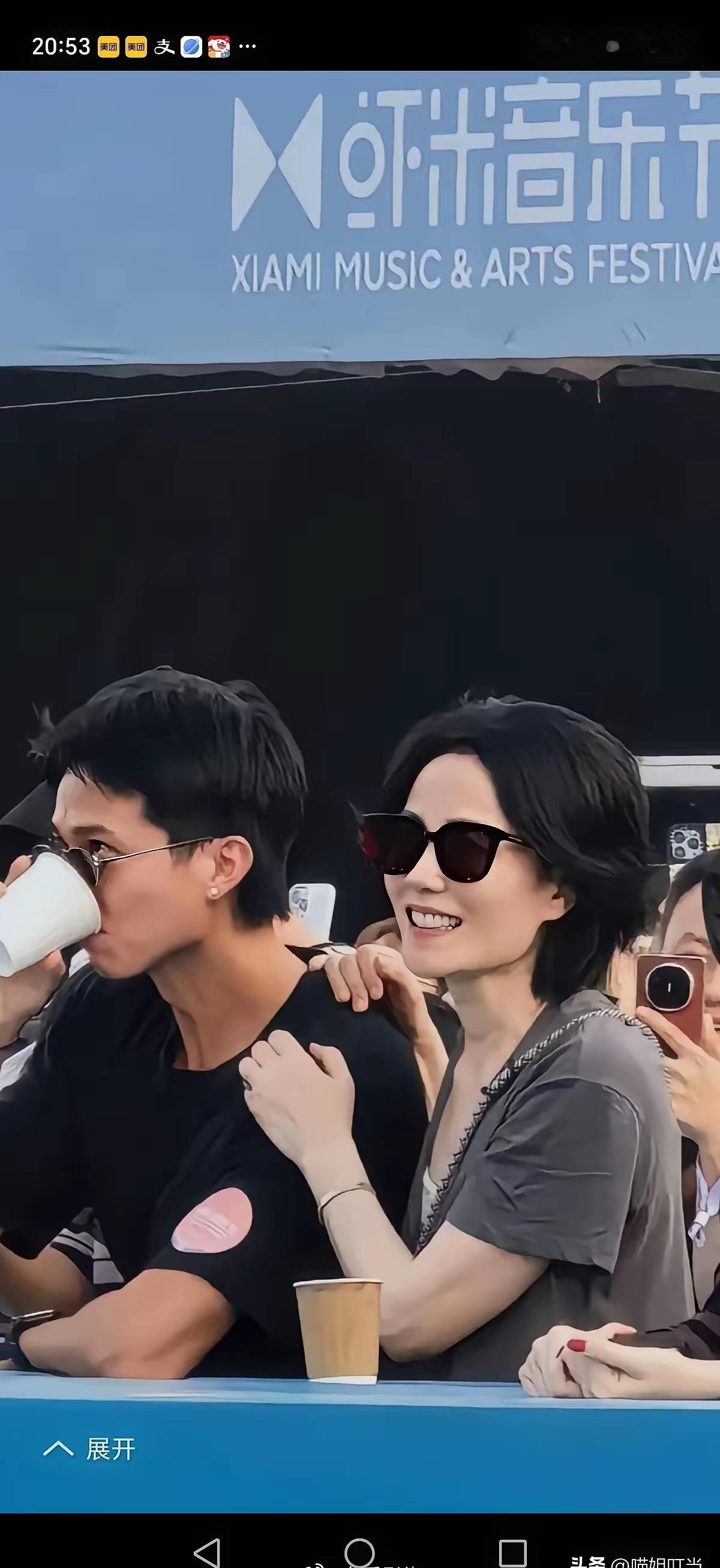 难怪王菲不再顾及谢霆锋的感受，频繁与男闺蜜公开亲密互动了！路人镜头下，谢霆锋已经老成这样了呀！
​一张路人镜头下的谢霆锋生图，褪去了舞台上的光环效应，原来46岁的谢霆锋也已经老了呀！除了没有发福，岁月在他身上依然留下了痕迹。最显眼的就是头发了，一样逃不过扁塌油稀的结局。
​这样对比下来，王菲的男闺蜜