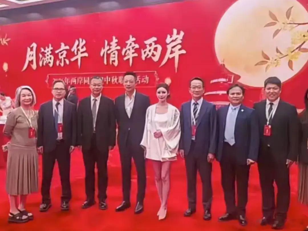 汪小菲和马筱梅难得公开合体！
两人一起出席北京两岸联谊会，同框状态真的太稳了。
汪小菲一身正装西装，身姿挺拔，气场绅士又干练，霸总氛围感直接拉满。
马筱梅一袭白底花裙，妆容淡雅、发髻温柔，气质特别温婉大方，站在旁边从容又端庄。
 
现场两个人一直轻声聊天，默契十足。汪小菲全程细心护着妻 ​