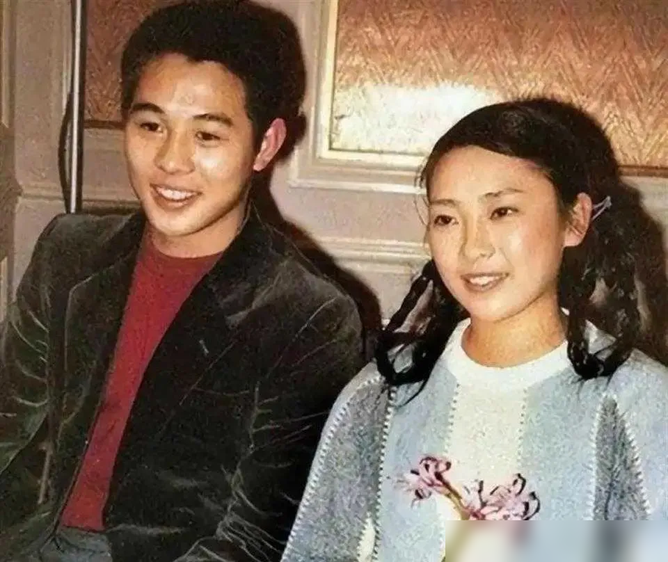 64岁利智近照流出，全网吵翻了。
当年把李连杰迷得抛妻弃女，赌上全部身家还债的亚洲小姐，如今素颜朝天，戴副老花镜就出门。
六月尼泊尔，她跟着李连杰和女儿去拜佛。短发，脸圆润了点，皮肤紧绷，神情特平静。有人翻出去年照片，那时候她瘦得脱相，两颊都凹进去了。
再看李连杰，头发花白，走路都喘。
评论
