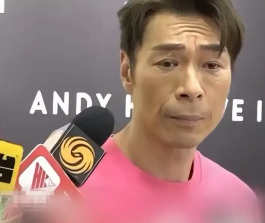 “那当然愤怒！”许志安演唱会后台得知梅艳芳骨灰失窃，临时加唱《亲密爱人》遥祭
记者问许志安icon：“梅艳芳icon家人呼吁大家帮忙寻找梅艳芳的骨灰你会帮忙寻找呼吁吗？”许志安压抑着怒火说：“现在全世界都知道了，等我了解一下。”记者：“你现在是不是特别愤怒？”许志安：“那当然！”
许志安刚在红馆ic