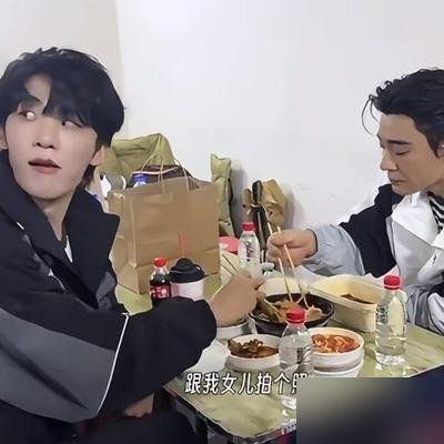 饭局上，孙楠女儿端着酒杯直接越过李光洁，先跟王赫野拍了照。
搁一般人，脸早就挂不住了。
李光洁就站那儿，手插兜，乐呵呵等着。
这画面搁三年前，热搜得炸。
现在没人提了。
因为这人刚在《披荆斩棘》打封闭上公演，脚踝肿成馒头，唱跳说唱全扛下来，公演差点淘汰，最后靠火力值把自己捞回来。
一个在