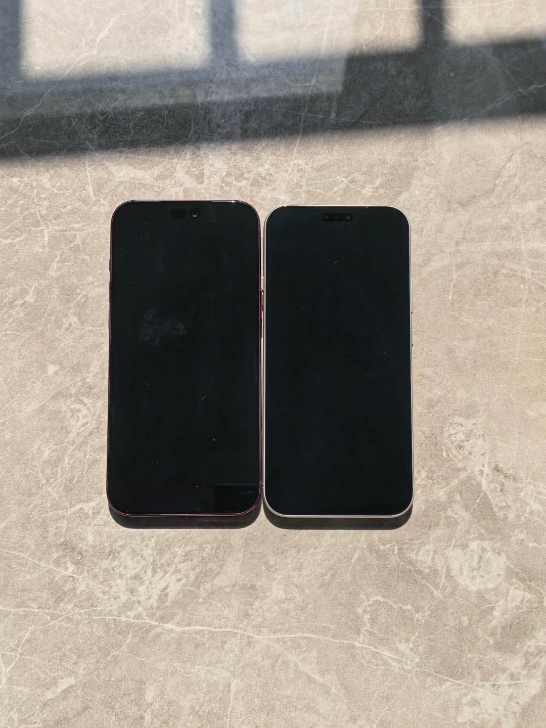 比iPhone18 Pro Max更深黑和透，更好的抗反射效果。我已经裸机用了十多天了，拿湿巾一擦，一点划痕都没有，黑钻屏确实好啊[允悲] ​