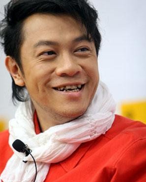蔡康永现身沈伯洋竞选活动，现场画面流出后迅速引发热议。沈伯洋早已被列入“台独”顽固分子清单，并已被立案侦查。
国台办明确表态：不能一边在大陆赚取发展红利，一边与分裂势力勾连。零跑汽车等品牌已下线相关宣传内容。
说实话，公众人物站台谁，本身就是一种立场表达。市场给你机会和收益，前提是守住底线。大是大非