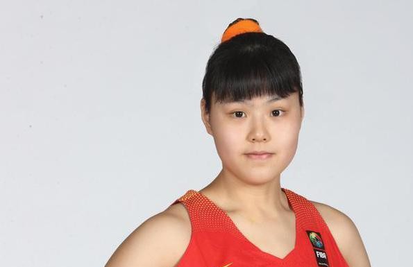 宁可在海外把板凳坐穿，也绝不回国打球？李月汝这次拎着箱子回来，其实比谁都清醒。
那些张嘴就嘲讽别人留洋失败、灰溜溜打道回府的人，大概根本不知道竞技体育有多残酷。
一个中锋的黄金上升期，掰着手指头算也就那么三五年。
你底子再扎实，吨位再占优势，天天在场边负责递毛巾、拍手叫好，连正经的战术轮换都进