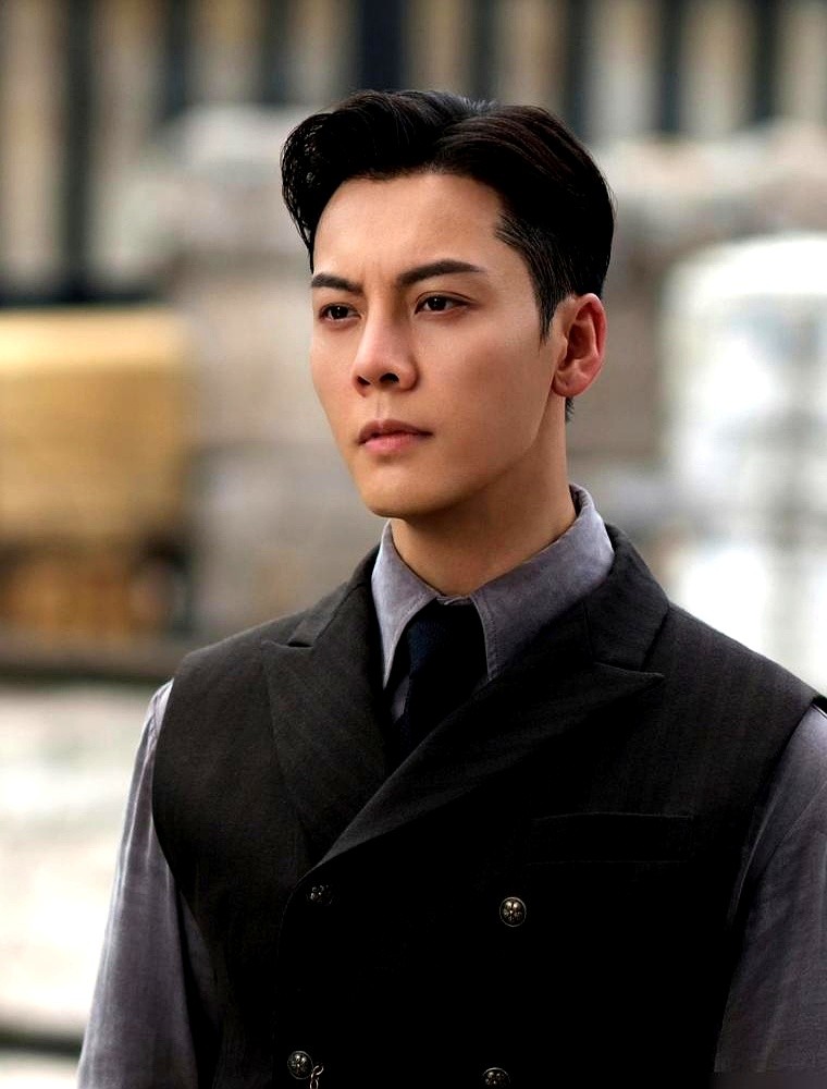 进组十多天被临时换掉男主，陈伟霆一句怨言没说。

当时资方硬塞人，原著南派三叔和制片人白一骢直接退出。陈伟霆没去扯皮，转身跟这俩人攒了个新局——《老九门》。

三叔撂下话，张启山就是为他写的，换人宁可不拍。

后来这剧成了百亿剧王。一身军装的“佛爷”火遍全网。

为了保住经典，他此后十年硬是没接同类