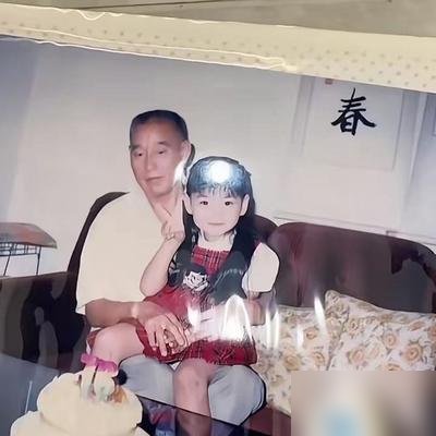 马筱梅晒了张童年照，评论区直接炸了，说跟她继子共用一张脸。这后妈当的，血缘没沾边，面相先同步了。
网友顺手扒了她家底，从小富养，不差钱。嫁汪小菲，图什么明摆着，但人家不演，也不装。
直播里有人催生，她回得特清醒：生容易，养才耗心力。一句话把催生大队怼没声了。
再翻翻她日常，陪继女逛街挑玩偶，老