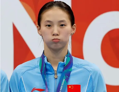 陈芋汐完美一跳锁定金牌！

北京时间9月29日，亚运会跳水女子10米跳台决赛，中国队派出陈芋汐和卢伟两名运动员，结果来到第四轮比赛拼时，陈芋汐完美一跳锁定金牌。

第四轮，陈芋汐选择了难度系数3.3的207C，向后翻腾三周半抱膝。起跳、翻腾、打开、入水，一气呵成。5位裁判打出满分10分，2位裁判给出