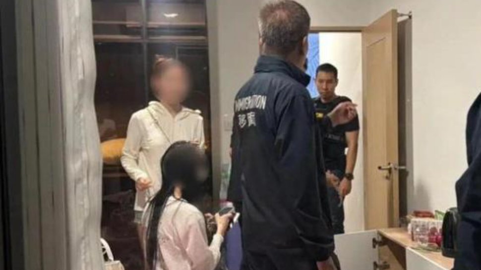 #在泰被强奸女子看到警察才松口气#
      在针对中国公民的东南亚跨境诱骗、拘禁类案件里，犯罪金主、负责招募的骨干大多是华人。利用语言文化相通的优势，专门欺骗国内民众。近年打击的多起重大窝点案，主犯和国内引流人员基本都是中国人。
     境外正规高薪岗位从不缺人、从不主动招人、从不包机票 ​