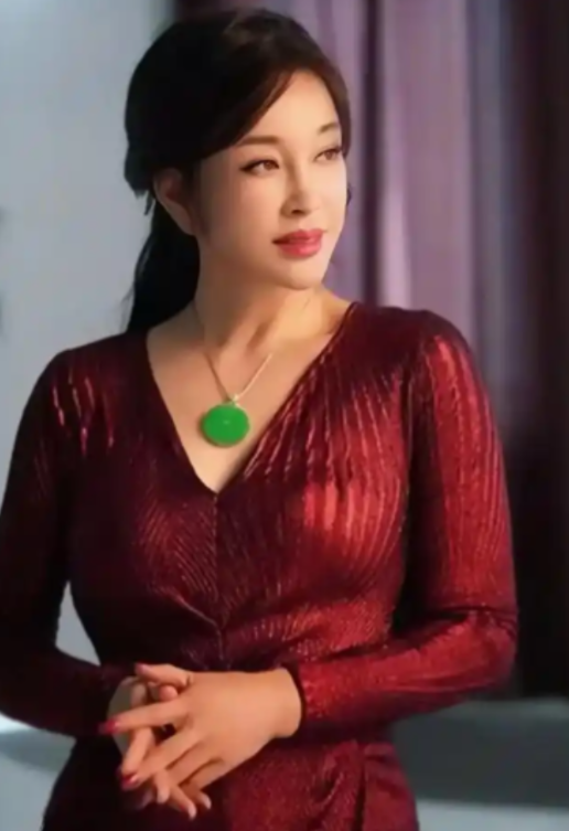 主持人问刘晓庆：娱乐圈里，你最欣赏哪位男演员？刘晓庆不假思索地说出了一个令所有人惊讶的名字，朱孝天。主持人好奇：为什么？没想到，她接下来的一句话直接让无数人沉默：谁规定消失就等于失败？

主要信源：（中华网娱乐——刘晓庆力挺朱孝天没颓废没消失 争议背后的真相）

2001年，电视剧《流星花园》播出，