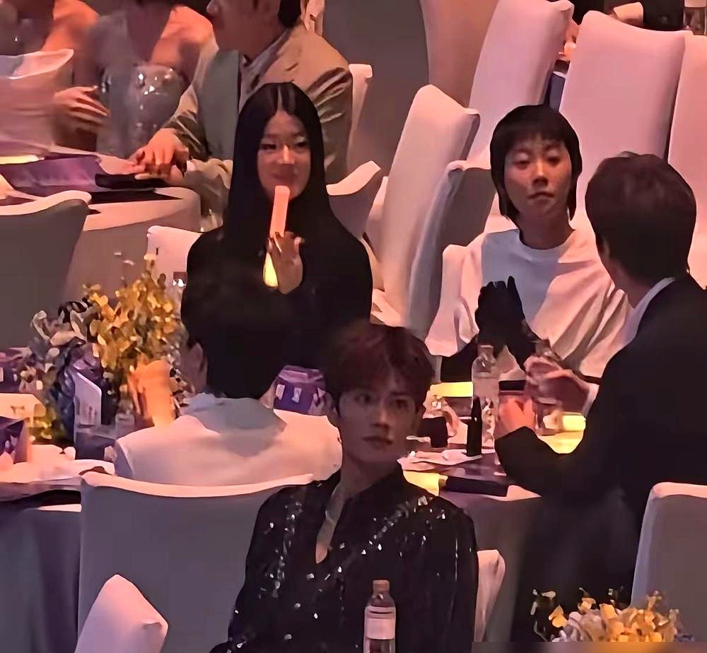 镜头一扫，单依纯挨着李宇春，窦靖童跟王力宏拼了一桌。

几张糊得看不清五官的远景图，硬是被脑补出一部咖位飞升史。有人拿着放大镜排座次，到处发所谓相谈甚欢的同框图。

翻遍全网，连张正脸互动的实锤都没。单依纯伸长脖子乱瞟，直接被截成表情包。晚会两人各唱各的，单依纯一首《最难得》，窦靖童一首《湾》，唱完