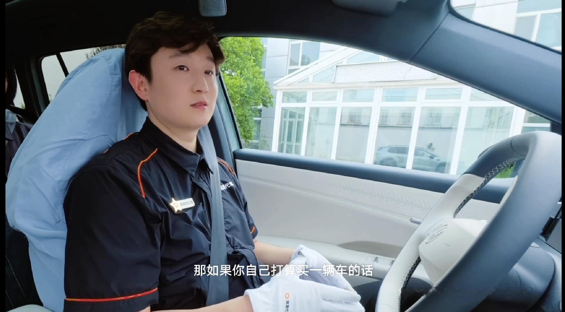 不得不说，易立竞这次的试车思路格外新颖，彻底跳出了汽车测评的固有套路。在筹备一汽-大众T6访谈工作时，她一反行业常态，既不被动接受品牌产品经理的官方讲解，也不参考各类车评人的现成测评内容，而是选择了一种最接地气的调研方式：自费叫来代驾师傅实地试车。
 
作为擅长深度追问、直击真相的资深记者，易立竞的