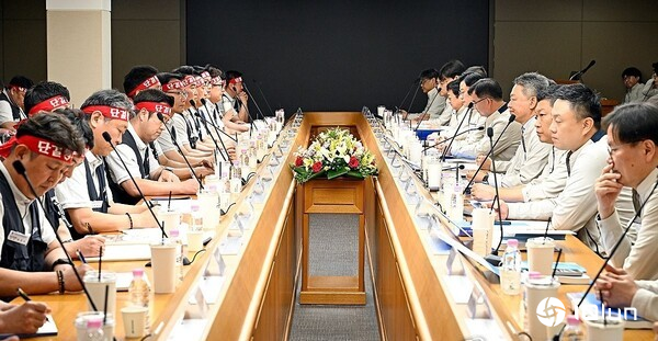 现代汽车在111天谈判后达成临时工资协议
现代汽车与工会在111天谈判后达成临时工资协议，涵盖基本工资、绩效奖金、股票、福利积分等多项待遇。
协议规定招聘500名技术工人，明确退休年龄延长的工资结构，并撤回21.4亿韩元的赔偿诉求，以改善劳资关系。
双方致力于恢复生产、推出新车型并采用新技术，目标是